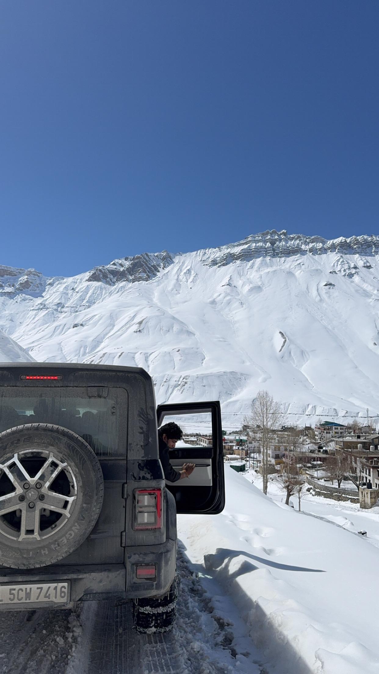 Kasol Parvati Valley — trekkers near the Parvati River at Kasol